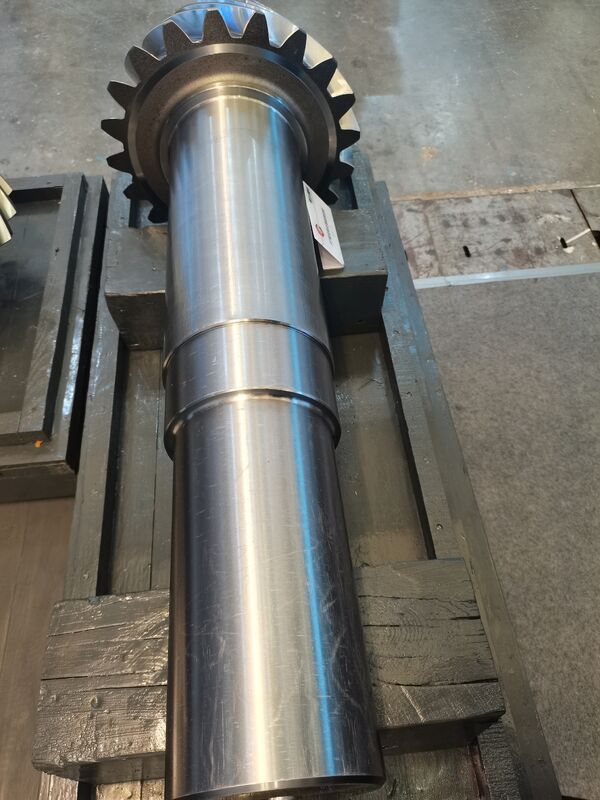 क्रशर रिड्यूसर के लिए HRC45-62 कठोरता के साथ बड़े व्यास वाले उच्च परिशुद्धता सर्पिल बेवल गियर सेट